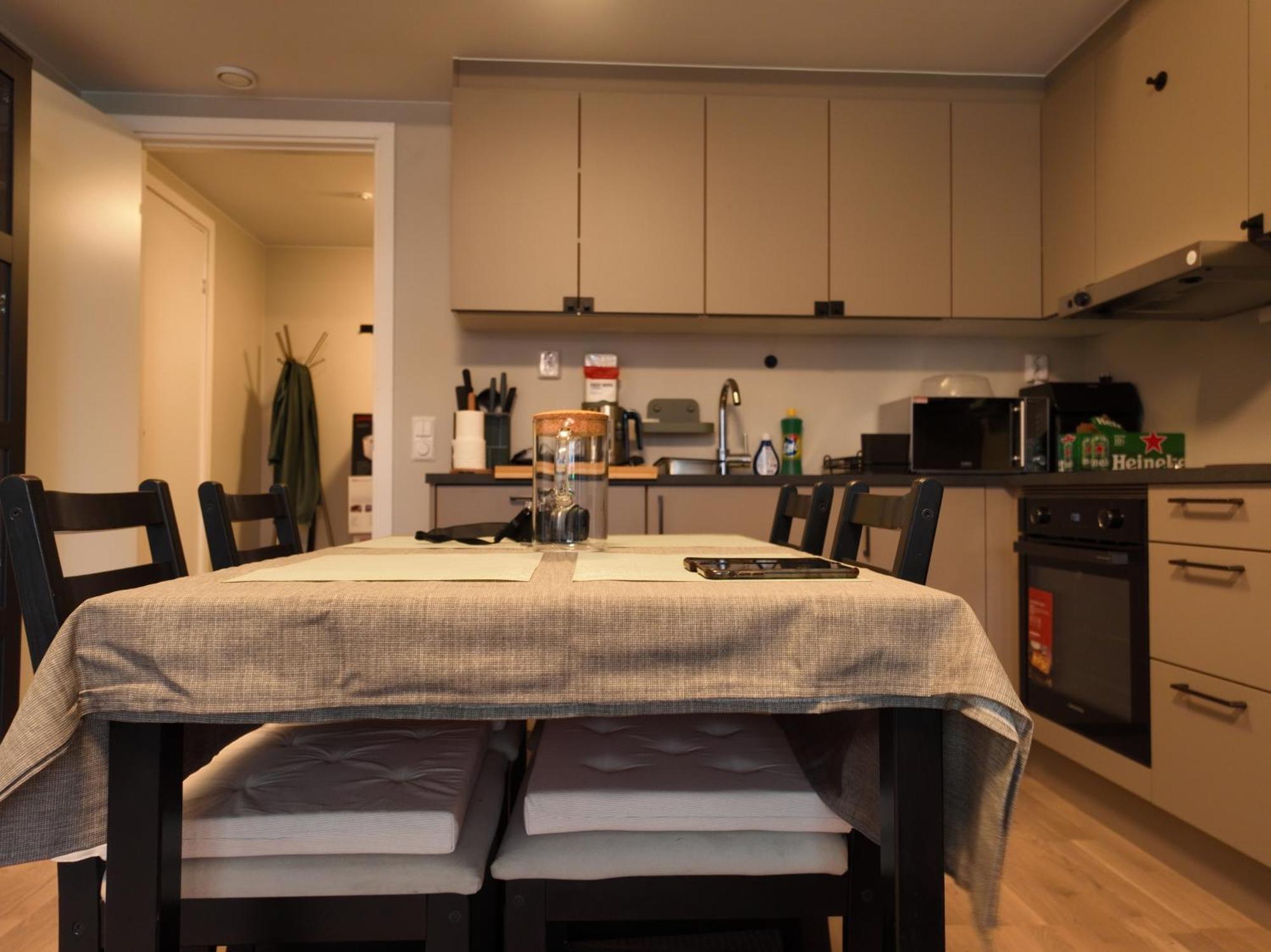 New Modern 2 With 2 Beds & Free Parking Apartment *