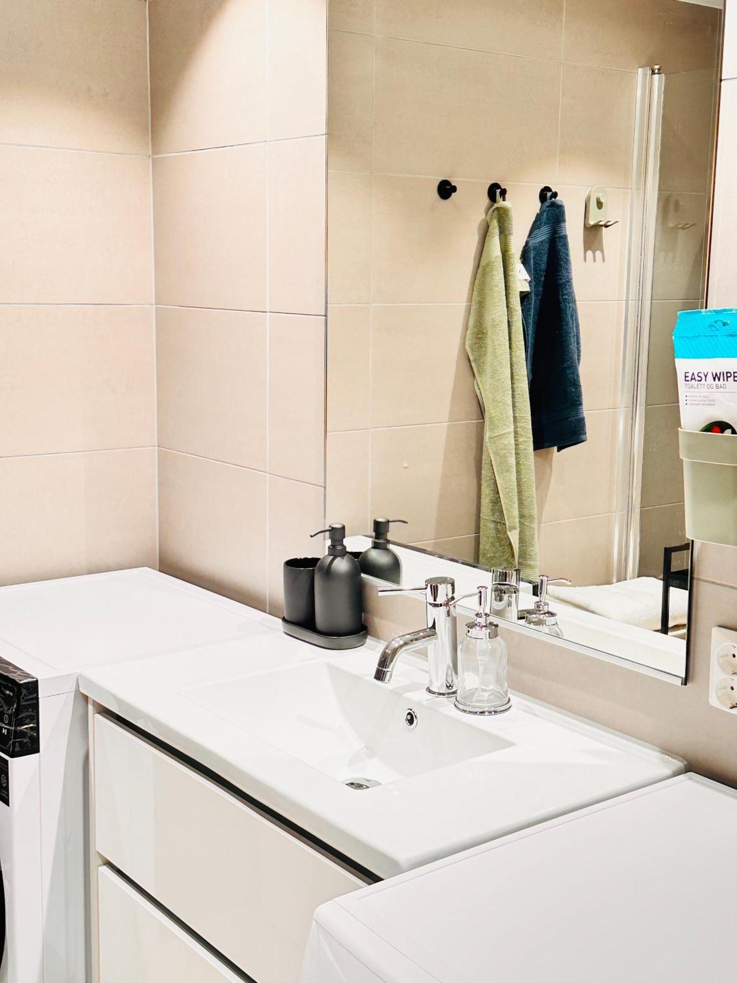 New Modern 2 With 2 Beds & Free Parking *