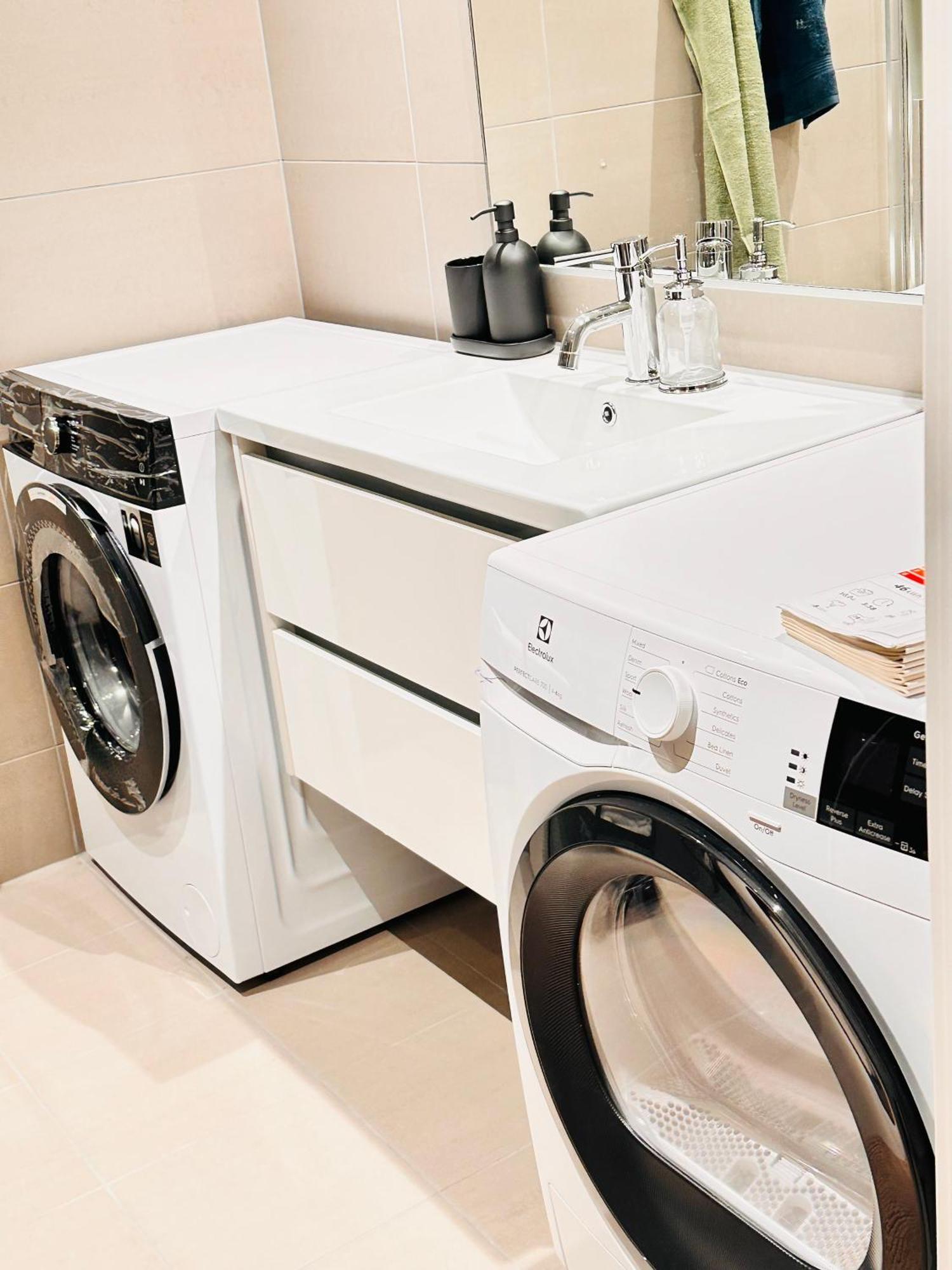 New Modern 2 With 2 Beds & Free Parking Apartment